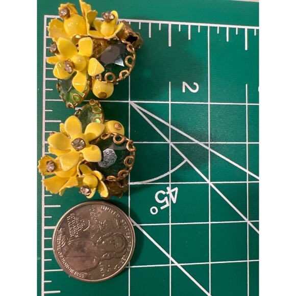 Vtg 50s Yellow Enamel Flower Clip Earrings Green Thermoplastic & Rhinestones - Picture 8 of 9